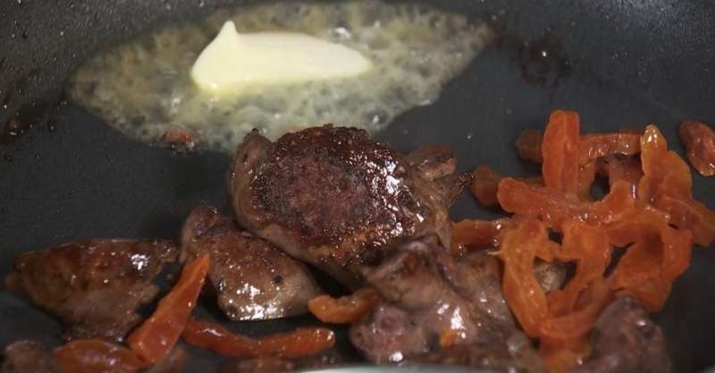 Тёплый салат с печёнкой, булгуром и курагой